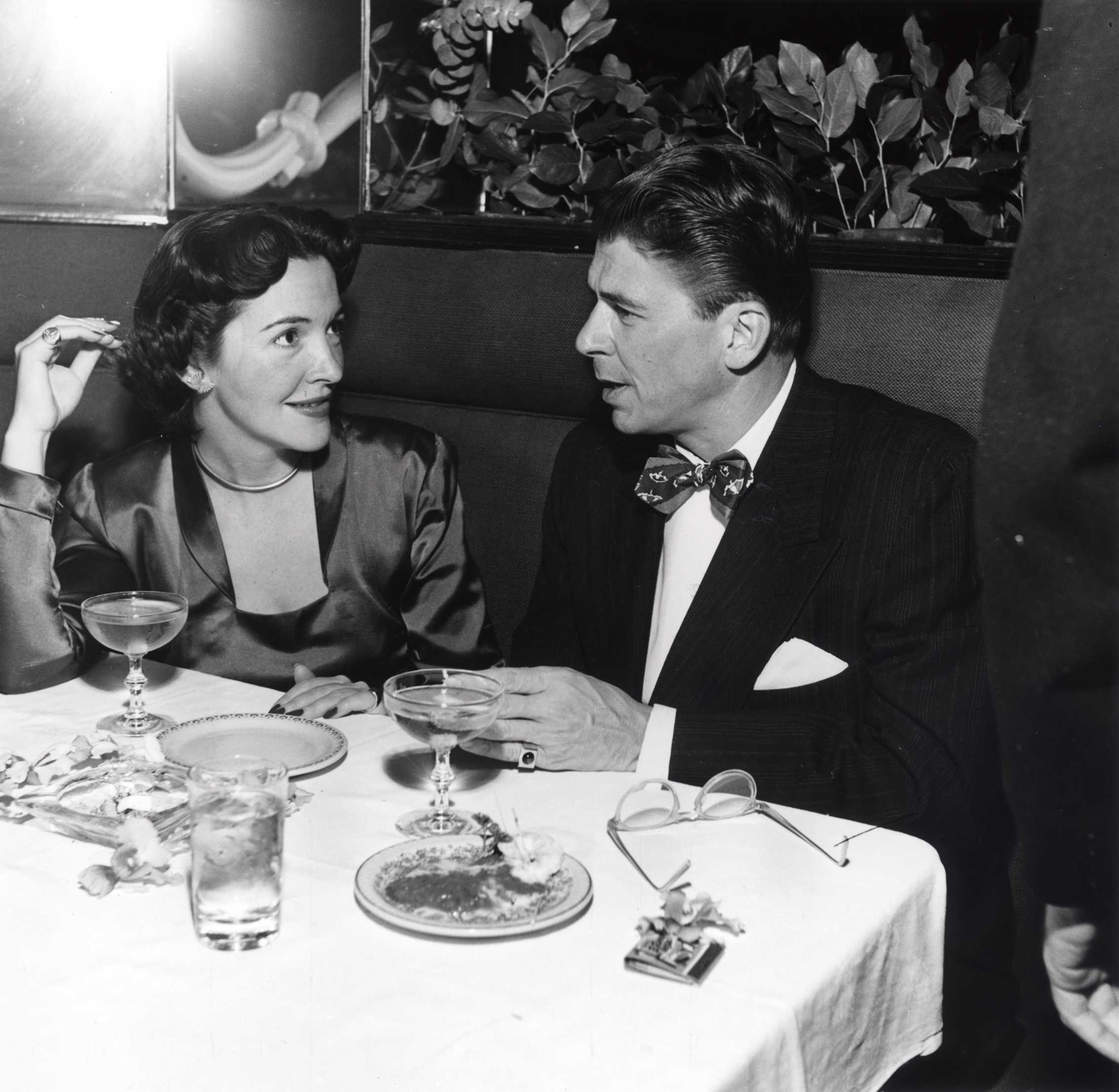 Ronald Reagan and Nancy Davis dating at an unknown restaurant