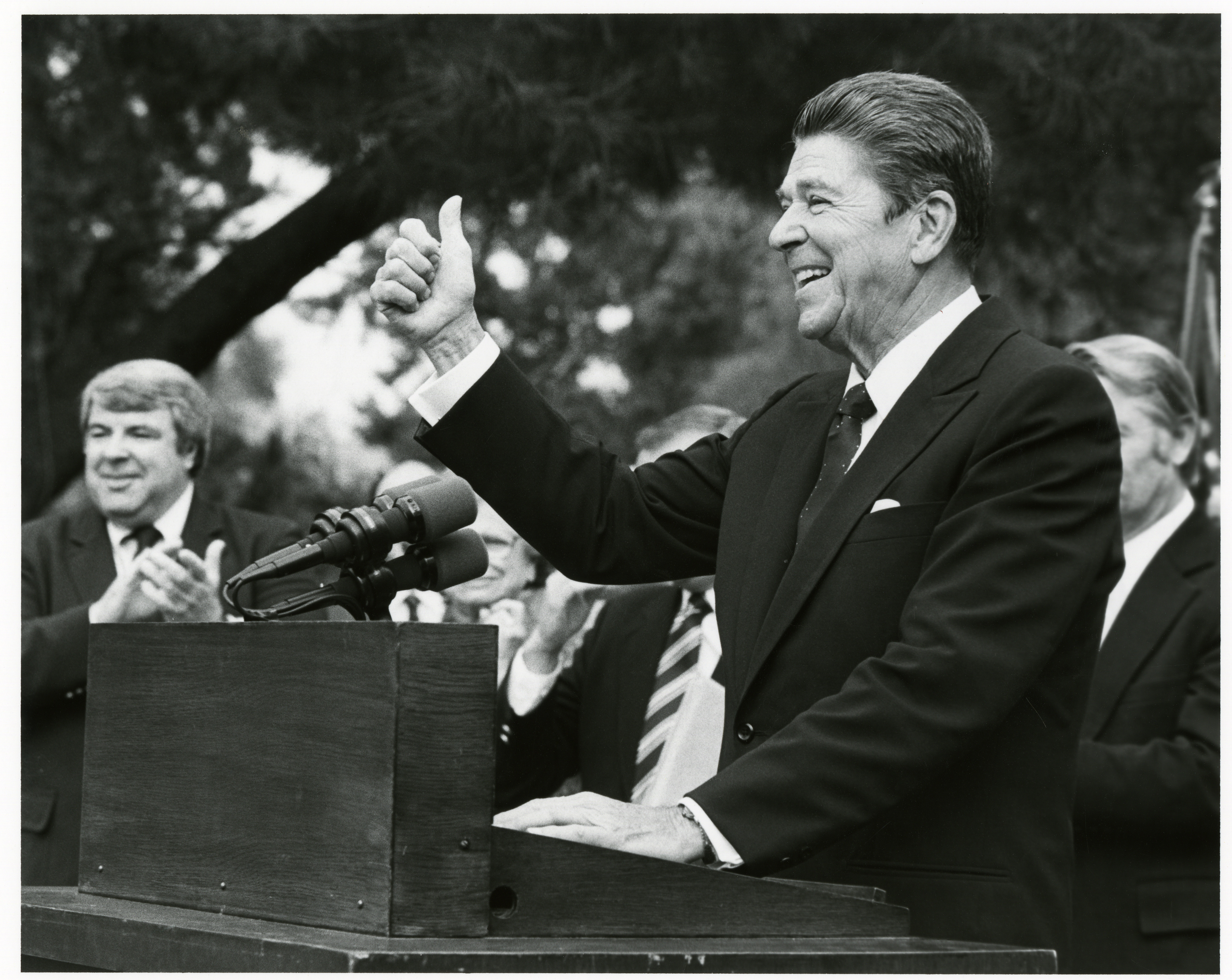 Ronald Reagan campaigning -“Thumbs up” at Claremont Colleges